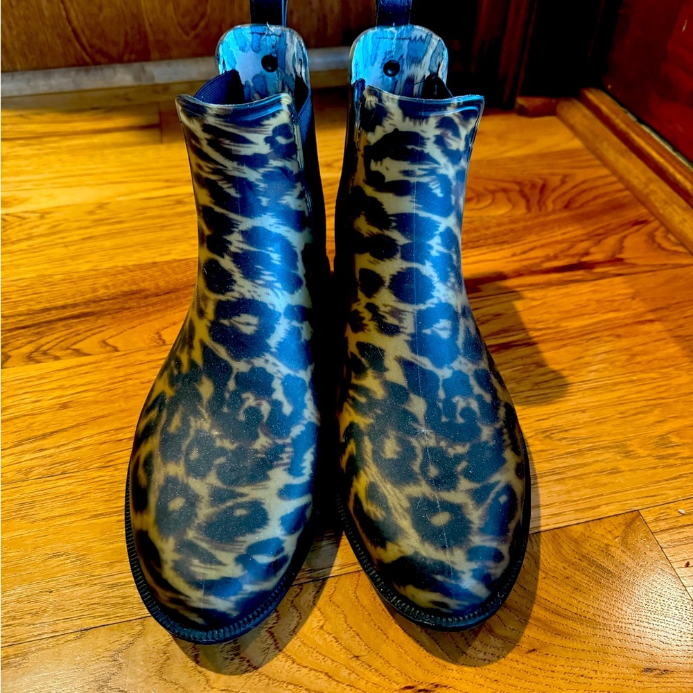 Joules size 8 rain boots for women. Leopard print